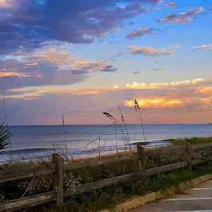 Turquoise Retreat With Amazing Pools -king Bed Daytona Beach